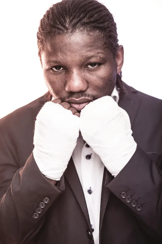 Portrait d'Hassan N'Dam, poings bandés sous le menton