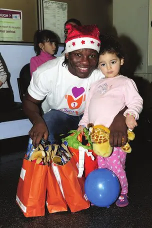 Hassan N'Dam distribuant des cadeaux à des enfants